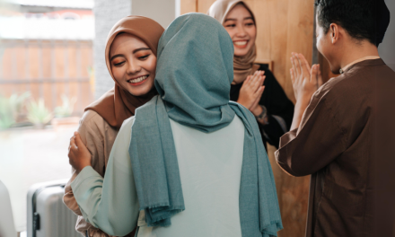 Deretan Kado Untuk Ibu Dalam Momen Lebaran, Gamis Cocok?