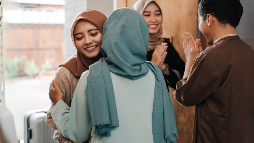 Deretan Kado Untuk Ibu Dalam Momen Lebaran, Gamis Cocok?