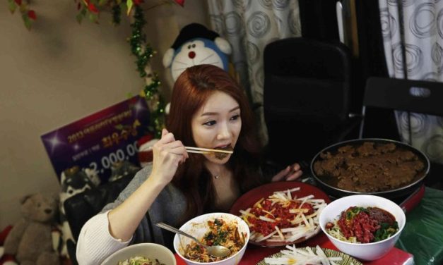 Fenomena Mukbang Dunia: Dari Korea Hingga Timur Tengah
