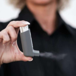 Lagi Puasa Pakai Inhaler, Emang Boleh? Cek Hukumnya Yuk!