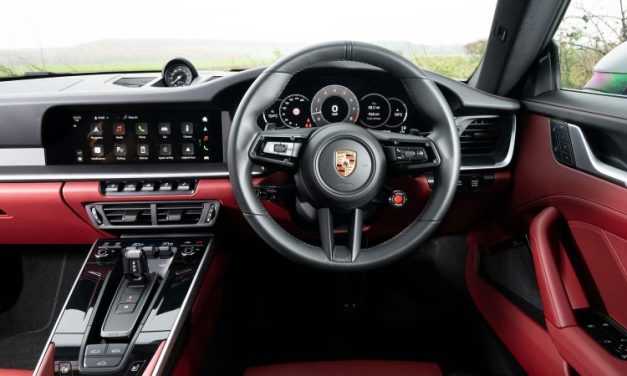 Interior Porsche 911 Carrera Perpaduan Klasik & Teknologi Modern