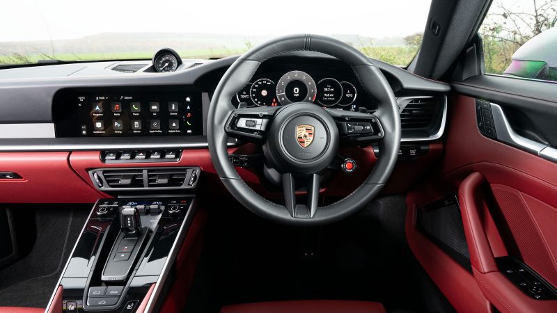 Interior Porsche 911 Carrera Perpaduan Klasik & Teknologi Modern